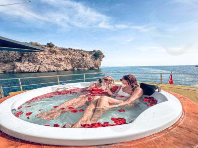 Private Yachttour mit Whirlpool