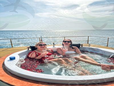 Private Yachttour mit Whirlpool